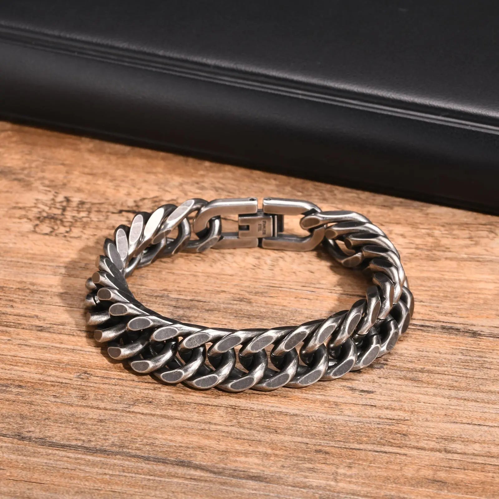 💎 Gold Cuban Chain Bracelet for Men – Bold, Masculine, and Built to Shine