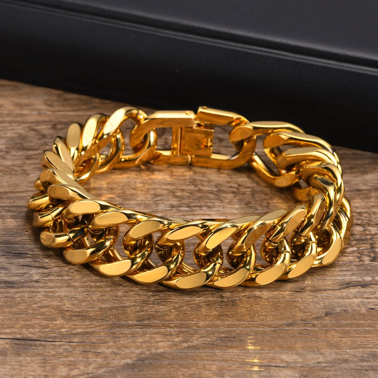 💎 Gold Cuban Chain Bracelet for Men – Bold, Masculine, and Built to Shine