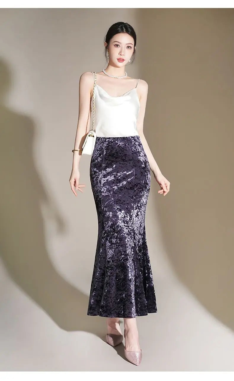 💃 Retro Elegance Reimagined — The Embossed Velvet Fish Tail Midi Skirt